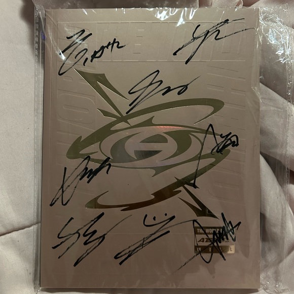ATEEZ The World EP.Fin Signed Album - Picture 1 of 2